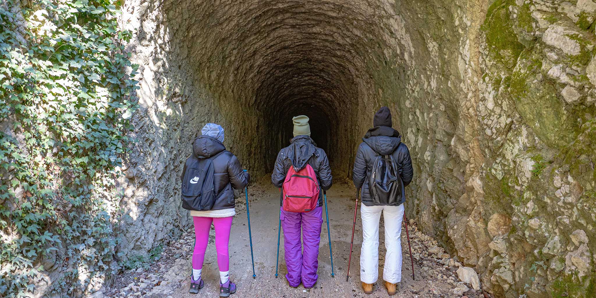 Itinerari naturalistici in Umbria per il digital detox in ogni stagione - galleria vecchia ferrovia Spoleto Norcia